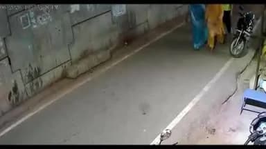 फर्रुखाबाद: भोलेपुर बेबर रोड पर तेज रफ्तार बाइक सवार ने महिला को मारी टक्कर, घायल का सीसीटीवी फुटेज आया सामने
