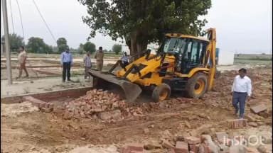 हापुड़: गांव मंसुरपुर में विकास प्राधिकरण की टीम ने 6000 वर्गमीटर अवैध प्लॉटिंग पर बुलडोजर चलाकर ध्वस्तीकरण की कार्रवाई की