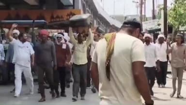 बीना: टंकी ड्रम डीजल नहीं मिलने से परेशान किसानों ने कृषि उपज मंडी के सामने पेट्रोल पंप पर किया प्रदर्शन, की जमकर नारेबाजी