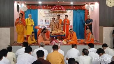 हापुड़: मेरठ रोड पर स्थित दीप उत्सव में गौ रक्षा बचाव संवाद कार्यक्रम में शामिल हुए जगतगुरु स्वामी अविमुक्तेश्वरानन्द