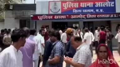 आलोट: डॉक्टर से मारपीट के मामले मे स्वास्थ्य विभाग और ग्रामीणों का थाने मे प्रदर्शन, विधायक ने सख्त कार्रवाई का दिया आश्वासन।