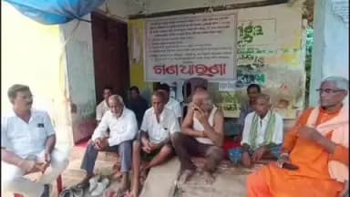 ଚାନ୍ଦବାଲି: କୃଷିବୀମାରୁ ବଞ୍ଚିତ ଚାଷୀଙ୍କ ଗଣଧାରଣା, ଯଶିପୁର ସମବାୟ ସମିତି ଫାଟକରେ ତାଲା ପକାଇ ଧାରଣା