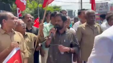 കണ്ണൂർ: ഇന്ധന വിലവർദ്ധനവിൽ പ്രതിഷേധിച്ച് ഓട്ടോ, ടാക്സി തൊഴിലാളികൾ കളക്ടറേറ്റ് മാർച്ച് നടത്തി