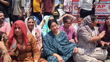 ਪਠਾਨਕੋਟ: ਜਵਾਨ ਪੁੱਤਰ ਦੀ ਅਚਨਚੇਤ ਮੌਤ ਹੋਣ ਦੇ ਕਾਰਨ ਪਰਿਵਾਰਿਕ ਮੈਂਬਰਾਂ ਦੇ ਵੱਲੋਂ ਵਾਲਮੀਕੀ ਚੌਂਕ ਨੂੰ ਜਾਮ ਕਰਕੇ ਕੀਤਾ ਗਿਆ ਧਰਨਾ ਪ੍ਰਦਰਸ਼ਨ
