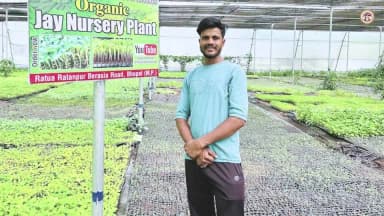 सफलता की कहानी
उद्यमशीलता से दो किसान भाइयों ने बनाई नई राह
भोपाल जिले के छोटे से गाँव रतुआ रतनपुर दो किसान भाई श्री हेमंत कुशवाह एवं श्री ओम कुशवाह आज प्रदेश भर के किसानों के लिए एक मिसाल बन चुके हैं। कभी 10 हजार पौधों से नर्सरी की शुरुआत करने वाले श्री कुशवाह आज 15 लाख पौध प्रतिमाह उत्पादन की नर्सरी संचालित कर रहे हैं। उनकी नर्सरी उनकी मेहनत और लगन की कहानी कहती है। आसपास के 15 से 20 ग्रामीणों को रोजगार भी मिल रहा है।
श्री हेमंत एवं श्री ओम की यह सफलता अचानक नहीं आई है। मध्यप्रदेश शासन के कृषि एवं उद्यानिकी विभाग की योजनाओं ने उन्हें नई दिशा और अवसर प्रदान किए। वर्ष 2017-18 से विभाग के अधिकारियों के संपर्क में आने के बाद उन्होंने लगातार जिले में कृषि एवं उद्यानिकी के प्रशिक्षण कार्यक्रमों में भाग लिया। उन्हें उन्नत कृषि तकनीक और नर्सरी प्रबंधन की जानकारी मिली। वर्ष 2024 में उन्होंने राष्ट्रीय बागवानी बोर्ड से एमआईडीएच स्कीम अंतर्गत 45 लाख रुपये का ऋण लेकर अपनी नर्सरी को 2 एकड़ क्षेत्रफल तक विस्तार किया। साथ ही 4 हजार स्क्यायर मीटर में 02 पॉलीहाउस बनवाये। आज उनकी नर्सरी में गुलाब, जरबेरा, गेंदा और नौरंगा जैसे फूलों के साथ-साथ सभी प्रकार की सब्जियों की पौध तैयार कर मध्यप्रदेश के अलावा महाराष्ट्र, उत्तर प्रदेश, दिल्ली एवं राजस्थान तक के किसानों को उपलब्ध करा रहे हैं।
वर्ष 2018 में उन्होंने ने अपने खेत में मात्र 2000 वर्गफीट क्षेत्र में पॉलीहाउस नर्सरी शुरू की थी। पानी की समस्या के बावजूद उन्होंने हार नहीं मानी। स्वयं के कुएं की खुदाई कर जल-स्रोत तैयार किया और धीरे-धीरे खेती का दायरा बढ़ाया। आज उनकी 8 एकड़ भूमि पूरी तरह से सिंचित है और वे बैंगन, टमाटर, मिर्च, गिलकी, लौकी, खीरा जैसी सब्जियों के हाईब्रिड पौधे तैयार करते हैं। सेमीनेस, फेजेंटा और अंकुर बीएनआर जैसी उन्नत किस्मों के पौध कई जिलों के किसानों को उपलब्ध करा रहे है।
श्री हेमंत कुशवाह बताते है कि किसान भाई "ओम नर्सरी'' से पौध माध्यम से सोशल फ्लेटफार्म एवं मोबाईल नं.-7470356555 के माध्यम से देश भर के किसान सीधे उनसे पौधे खरीद सकते है। निरंतर प्रशिक्षण लेते हुए वे आधुनिक तकनीक को अपनाकर खेती में नवाचार कर रहे हैं।
श्री कुशवाह ने प्रधानमंत्री श्री नरेन्द्र मोदी और मुख्यमंत्री डॉ. मोहन यादव का धन्यवाद देते हुए कहते है यदि कोई किसान मेहनत करे और सरकारी प्रशिक्षणों का लाभ उठाए, तो खेती आज भी सबसे लाभकारी पेशा बन सकती है। अभी हाल में भोपाल संभाग के कमिश्नर श्री संजीव सिंह ने भी उनके गांव पहँचकर नर्सरी को देखा था और उनकी उदयशीलता को सराहा था।
CM Madhya Pradesh
Department of Horticulture, Madhya Pradesh
Jansampark Madhya Pradesh
#Bhopal Jay Nursery Plant #Flowers #vegetables #MadhyaPradesh #AGRICULTURE