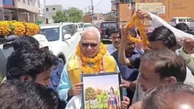 सासनी: सपा सांसद व पूर्व कैबिनेट मंत्री का कुशवाहा समाज के दर्जनों लोगों ने फूलमाला व सम्राट अशोक की तस्वीर भेंट कर किया स्वागत