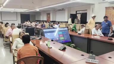 रतलाम नगर: जनसुनवाई में बदली बदली सी नजर आई व्यवस्था, एक अधिकारी के पास खाली कुर्सी पर बैठे आवेदक।
