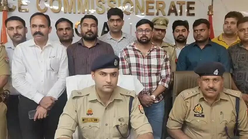 पुलिस कमिश्नर, आगरा @DeepakKumarIPS के निर्देशन में #आगरा_पुलिस द्वारा अपराध एवं अपराधियों के विरुद्ध जीरो टॉलरेंस नीति के तहत लगातार प्रभावी कार्यवाही की जा रही है।
किरावली रेलवे स्टेशन के पीछे किशोर के शव/हत्या प्रकरण का मात्र 24 घंटे के अंदर सफल अनावरण।
थाना किरावली, साइबर, सर्विलांस एवं काउंटर इंटेलीजेंस टीम की संयुक्त कार्यवाही में 01 बाल अपचारी को पुलिस अभिरक्षा में लिया गया।
बाइट ~ श्री आदित्य, प्रभारी पुलिस उपायुक्त पश्चिमी।
@Uppolice @dgpup @UPGovt @CMOfficeUP @homeupgov
