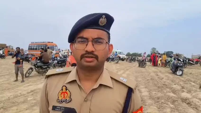 #gorakhpurpolice
#PoliceAction
➡️#PsTiwaripur क्षेत्र में 04 बच्चो के डूबने की सूचना प्राप्त हुई जिसमे थाना स्थानीय पुलिस बल द्वारा त्वरित संज्ञान लिया गया तो 02 बच्चे घर पर मौजूद मिले तथा शेष 02 बच्चे जो नदी में डूब गये, जिसमें से 01 बच्चे को बरामद कर इलाज हेतु अस्पताल ले जाया गया जहां इलाज के दौरान उसकी मृत्यु हो गयी तथा शेष 01 बच्चे की बरामदगी का प्रयास किया जा रहा है ।
➡️उक्त के संबंध में #spcitygkp द्वारा दी गयी #VideoByte
#UPPolice
@dgpup @AdgGkr @adgzonegkr @diggorakhpur