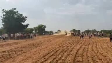 झांसी: रक्सा के ग्राम अमरपुर में घोड़ों की महफिल सजी, पिंटू खिरया के घोड़े ने मारी बाजी, जीते ₹7100