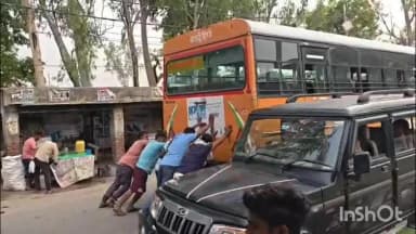 बिसौली: बिसौली नगर में बीच रास्ते बंद हुई रोडवेज बस, कड़ी मशक्कत के बाद लोगों ने धक्का लगाकर कराया स्टार्ट, वीडियो वायरल