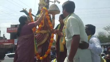 కాగజ్నగర్: కాగజ్ నగర్ పట్టణంలో కవితకు ఘన స్వాగతం పలికిన నాయకులు