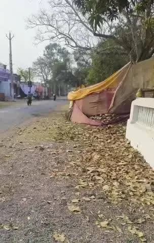 कसडोल:- कसडोल में बलार रोड़ शिव मंदिर के बाजू में कब्जा हो गया सब अधिकारियों के होने के बाद।।
2 से 3 कमरे बना लिए