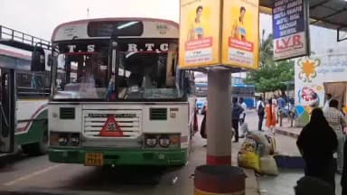 నిర్మల్: జిల్లా కేంద్రంలోని ప్రయాణ ప్రాంగణంలో గంగామణి అనే వృద్ధురాలి మెడలోని బంగారు గొలుసును అపహరించిన గుర్తుతెలియని వ్యక్తులు