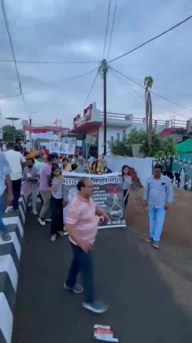 दमुआ क्षेत्र में अथर्व सोलंकी नामक 20 वर्षीय युवक की गला घोटकर हत्या कर दी गई है पब्लिक इंसाफ की मांग कर रही है