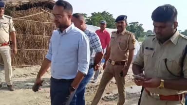 ◆◆ *जिलाधिकारी एवं वरीय पुलिस अधीक्षक ने तरैया प्रखंड में निर्माणाधीन तटबंध कार्य का किया निरीक्षण*
◆◆ *30 जून तक शेष कार्य हर हाल में पूरा करने का निर्देश, अनुमंडल पदाधिकारी को प्रतिदिन प्रगति की निगरानी करने को कहा*
छपरा, 16 जून 2026:
◆ जिले में संचालित बाढ़ सुरक्षा एवं तटबंध निर्माण कार्यों की प्रगति की मोनीटिंग को लेकर जिलाधिकारी सारण श्री वैभव श्रीवास्तव एवं वरीय पुलिस अधीक्षक सारण श्री विनीत कुमार ने आज तरैया प्रखंड अंतर्गत निर्माणाधीन हसनपुर-बनिया-सगुनी तटबंध परियोजना का स्थलीय निरीक्षण किया। इस दौरान उन्होंने कार्य की प्रगति, गुणवत्ता एवं निर्धारित समय-सीमा के अनुरूप कार्य निष्पादन की स्थिति का जायजा लिया तथा संबंधित अधिकारियों को आवश्यक निर्देश दिए।
◆ जल संसाधन विभाग द्वारा हसनपुर-बनिया-सगुनी के बीच लगभग 8.33 किलोमीटर लंबा नया तटबंध निर्मित कराया जा रहा है। यह तटबंध क्षेत्र के लोगों को संभावित बाढ़ से अतिरिक्त सुरक्षा प्रदान करने तथा जान-माल की रक्षा सुनिश्चित करने के उद्देश्य से बनाया जा रहा है।
◆ इस परियोजना के अंतर्गत लगभग 7 किलोमीटर तटबंध निर्माण कार्य पूर्ण किया जा चुका है, जबकि शेष कार्य तीन अलग-अलग हिस्सों में प्रगति पर है।
◆ जिलाधिकारी एवं वरीय पुलिस अधीक्षक ने मधोपुर पंचायत स्थित निर्माणाधीन खंड का निरीक्षण किया तथा कार्य की गुणवत्ता एवं गति का जायजा लिया।
◆ जिलाधिकारी ने कार्यपालक अभियंता, बाढ़ नियंत्रण प्रमंडल को स्पष्ट निर्देश दिया कि शेष सभी कार्यों को 30 जून 2026 तक हर हाल में पूर्ण कराया जाए। उन्होंने कहा कि संभावित बाढ़ को देखते हुए किसी भी प्रकार की शिथिलता स्वीकार्य नहीं होगी तथा निर्धारित समय-सीमा का कड़ाई से पालन सुनिश्चित किया जाए।
◆ जिलाधिकारी ने कहा कि तटबंध निर्माण कार्य जिले के बाढ़ सुरक्षा तंत्र का महत्वपूर्ण हिस्सा है और इससे बड़ी आबादी को राहत एवं सुरक्षा मिलेगी। उन्होंने निर्माण कार्य में गुणवत्ता मानकों का पूर्ण अनुपालन सुनिश्चित करने तथा आवश्यक संसाधनों की पर्याप्त उपलब्धता बनाए रखने का निर्देश दिया।
◆ निरीक्षण के दौरान जिलाधिकारी ने कार्य की नियमित निगरानी पर विशेष बल देते हुए अनुमंडल पदाधिकारी, मढ़ौरा को निर्देश दिया कि निर्माण कार्य की प्रगति की प्रतिदिन समीक्षा एवं निगरानी सुनिश्चित करें। उन्होंने कहा कि कार्य की दैनिक मॉनिटरिंग से किसी भी प्रकार की बाधा या विलंब की स्थिति में तत्काल आवश्यक कार्रवाई की जा सकेगी।
◆ जिलाधिकारी ने उपस्थित अधिकारियों को निर्देश दिया कि संभावित बाढ़ से पूर्व सभी सुरक्षात्मक एवं संरचनात्मक कार्यों को समयबद्ध तरीके से पूर्ण कर लिया जाए, ताकि क्षेत्र के लोगों को अधिकतम सुरक्षा उपलब्ध कराई जा सके।
◆ निरीक्षण के दौरान वरीय पुलिस अधीक्षक सारण, कार्यपालक अभियंता बाढ़ नियंत्रण प्रमंडल, अनुमंडल पदाधिकारी मढ़ौरा, प्रखंड विकास पदाधिकारी तरैया, अंचलाधिकारी तरैया सहित अन्य संबंधित पदाधिकारी उपस्थित थे।
#embankmentconstruction
#siteinspection
#DM
#saran
#taraiya
Water Resources Department, Government of Bihar
Information & Public Relations Department, Government of Bihar