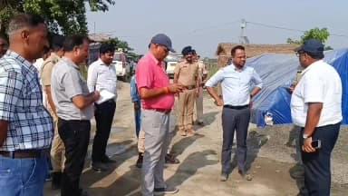 ◆◆ *हैजलपुर में गंडक नदी के किनारे चल रहे कटाव निरोधी कार्य का जिलाधिकारी एवं वरीय पुलिस अधीक्षक ने किया निरीक्षण*
*30 जून तक हर हाल में कार्य पूर्ण करने का निर्देश, श्रमिकों की संख्या कई गुना बढ़ाने को कहा*
छपरा, 16 जून 2026
◆ संभावित बाढ़ एवं नदी कटाव से प्रभावित क्षेत्रों की सुरक्षा को लेकर जिला प्रशासन पूरी तरह सजग है। इसी क्रम में जिलाधिकारी सारण श्री वैभव श्रीवास्तव एवं वरीय पुलिस अधीक्षक सारण श्री विनीत कुमार ने आज मकेर प्रखंड अंतर्गत हैजलपुर में गंडक नदी के किनारे बाढ़ नियंत्रण प्रमंडल द्वारा कराए जा रहे कटाव निरोधी कार्य का स्थलीय निरीक्षण किया तथा कार्य की प्रगति एवं गुणवत्ता का विस्तृत जायजा लिया।
निरीक्षण के दौरान कार्यपालक अभियंता, बाढ़ नियंत्रण प्रमंडल द्वारा बताया गया कि कटाव निरोधी कार्य का लगभग 75 प्रतिशत कार्य पूर्ण किया जा चुका है। जिलाधिकारी ने शेष कार्यों की प्रगति की विस्तार से समीक्षा की तथा स्पष्ट निर्देश दिया कि किसी भी परिस्थिति में 30 जून 2026 तक कार्य को पूर्ण किया जाए ताकि संभावित बाढ़ के पूर्व संवेदनशील क्षेत्र पूरी तरह सुरक्षित किए जा सकें।
◆ जिलाधिकारी ने कार्यस्थल पर उपलब्ध मानव संसाधन की भी समीक्षा की। निरीक्षण के समय कुल 194 श्रमिक कार्यरत पाए गए। इस पर उन्होंने कहा कि पूर्व में अधिक संख्या में श्रमिक कार्य कर रहे थे, जबकि वर्तमान में श्रमिकों की संख्या में कमी देखी जा रही है। उन्होंने संबंधित अभियंताओं एवं एजेंसी को निर्देश दिया कि कार्य में और अधिक तेजी लाने के लिए श्रमिकों की संख्या कई गुना बढ़ाई जाए तथा सभी आवश्यक संसाधनों की उपलब्धता सुनिश्चित की जाए, ताकि निर्धारित समय-सीमा के भीतर कार्य पूर्ण हो सके।
◆ निरीक्षण के क्रम में जिलाधिकारी एवं वरीय पुलिस अधीक्षक ने स्थानीय ग्रामीणों से भी संवाद किया तथा चल रहे कटाव निरोधी कार्य के संबंध में उनका फीडबैक प्राप्त किया।
◆ जिलाधिकारी ने कहा कि बाढ़ एवं नदी कटाव से लोगों की सुरक्षा प्रशासन की सर्वोच्च प्राथमिकता है। उन्होंने कार्य की सतत निगरानी पर विशेष बल देते हुए अंचलाधिकारी, मकेर को निर्देश दिया कि कार्य की प्रगति की 24×7 निगरानी सुनिश्चित करने के लिए एक समर्पित कर्मी की प्रतिनियुक्ति की जाए। प्रतिनियुक्त कर्मी द्वारा नियमित रूप से कार्य की प्रगति की निगरानी कर प्रतिवेदन उपलब्ध कराया जाएगा ताकि किसी भी प्रकार की शिथिलता पर तत्काल कार्रवाई की जा सके।
उन्होंने बाढ़ नियंत्रण विभाग के अधिकारियों को निर्देश दिया कि कार्य की गुणवत्ता से किसी प्रकार का समझौता न किया जाए तथा सभी तकनीकी मानकों का पूर्ण अनुपालन सुनिश्चित किया जाए। साथ ही कार्यस्थल पर आवश्यक सामग्री एवं मशीनरी की पर्याप्त उपलब्धता बनाए रखने को कहा गया।
◆ निरीक्षण के दौरान कार्यपालक अभियंता, बाढ़ नियंत्रण प्रमंडल, विभाग के अन्य अभियंता, अंचलाधिकारी मकेर, थानाध्यक्ष तथा अन्य संबंधित पदाधिकारी उपस्थित थे।
#antifloodwork
#gandakriver
#siteinspection
#DM
#saran
Water Resources Department, Government of Bihar
Information & Public Relations Department, Government of Bihar