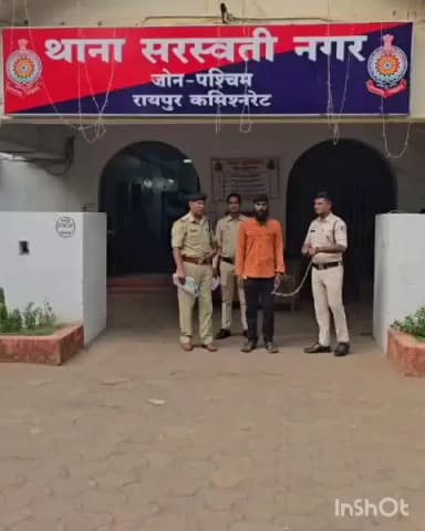 रायपुर: शिक्षा के मंदिर में तस्करों का अड्डा, रविवि परिसर में छिपाया था ₹2,00,000 का गांजा, पुलिस ने घेरेबंदी कर किया गिरफ्तार