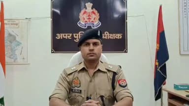दिनांक 12.06.2026 को थाना खागा क्षेत्रांतर्गत ग्राम स्पूरी के समीप हाईवे की सर्विस लेन पर एक अज्ञात महिला का शव मिला था। उक्त संबंध में थाना खागा पर सुसंगत धाराओं में अभियोग पंजीकृत कर विवेचना की जा रही है। घटना के अनावरण एवं मृतका की शिनाख्त हेतु पुलिस टीमों द्वारा निरंतर प्रयास किए जा रहे हैं।
उक्त प्रकरण में #Spfhr द्वारा मृतका की शिनाख्त कराने अथवा उसकी शिनाख्त में महत्वपूर्ण एवं विश्वसनीय सूचना उपलब्ध कराने वाले व्यक्ति को ₹25,000 (पच्चीस हजार रुपये) का नगद पुरस्कार प्रदान किए जाने की घोषणा की गई है।
अतः जनसाधारण से अनुरोध है कि यदि किसी व्यक्ति को उक्त महिला की शिनाख्त के संबंध में कोई जानकारी हो अथवा वह उसकी पहचान कर सकता हो, तो तत्काल थाना प्रभारी खागा, क्षेत्राधिकारी खागा, जनपद के किसी भी पुलिस अधिकारी, यूपी-112 अथवा जनपद कंट्रोल रूम को सूचना प्रदान करने के संबंध में #Addlfhr की बाइट ।
#UPPolice
@Uppolice
@ADGZonPrayagraj
@igrangealld