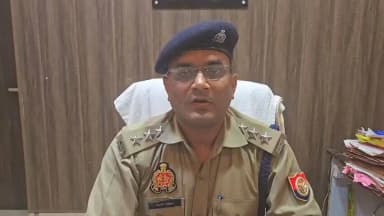 #HardoiPolice
आज दिनांक 16 जून 2026 को शाम लगभग 4:30 बजे, थाना कोतवाली शहर पुलिस को यह सूचना प्राप्त हुई कि क्षेत्र अंतर्गत गल्ला मंडी के पास बनी पानी की टंकी के ऊपर एक महिला चढ़ गई है। सूचना पर तत्काल पुलिस बल मौके पर पहुंचा। महिला को समझा बुझाकर नीचे उतार लिया गया है। महिला की पहचान प्रीति पत्नी अनिल यादव निवासी ग्राम मुर्रापुर, थाना हरपालपुर जनपद हरदोई के रूप में हुई है। अन्य आवश्यक कार्यवाही प्रचलित है। उक्त प्रकरण के संबंध में क्षेत्राधिकारी नगर श्री अजीत चौहान की बाइट
@Igrangelucknow
@adgzonelucknow
@dgpup
@Uppolice