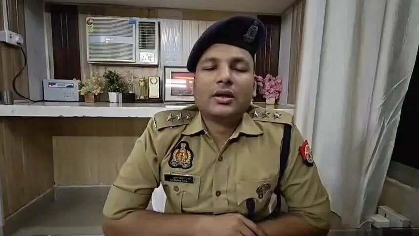 #Azamgarh : थाना कोतवाली क्षेत्रांतर्गत पुरानी कोतवाली स्थित एक आभूषण की दुकान पर दुकानदार एवं ग्राहक के बीच सोने के आभूषण के लेन-देन तथा उसकी शुद्धता/गुणवत्ता को लेकर विवाद उत्पन्न हो गया था। उक्त सूचना पर पुलिस द्वारा दोनों पक्षों को थाना कोतवाली लाया गया, जहां दोनों पक्षों ने आपसी बातचीत के उपरांत लिखित रूप से सुलह-समझौता कर लिया। पुलिस द्वारा की गई कार्यवाही के संबंध में क्षेत्राधिकारी नगर श्री शुभम तोदी की बाइट।
#AzamgarhPolice #Kotwali #PublicSafety @adgzonevaranasi @digazamgarh @Uppolice