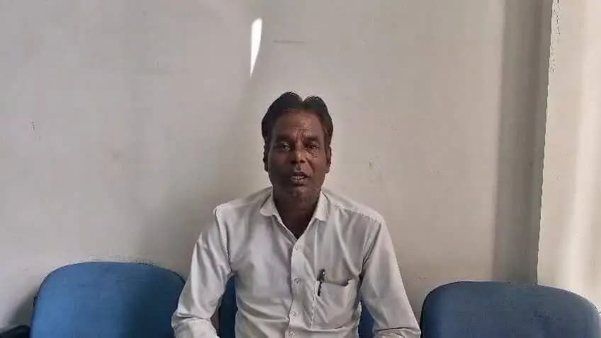 रतलाम निवासी श्री श्यामलाल सरोज ने बताया कि प्रधानमंत्री जन धन खाते के माध्यम से उन्हें सरकारी योजनाओं की राशि, सब्सिडी एवं बीमा योजनाओं का लाभ सीधे मिल रहा है। उन्होंने कहा कि यह योजना गरीबों को बैंकिंग सेवाओं से जोड़ने में महत्वपूर्ण साबित हुई है।
#12YearsOfNayaBharatNirman
#JanSampark #ratlam
