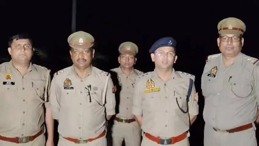 #CRACKDOWN_BULANDSHAHR
चोरी की घटना में वांछित हिस्ट्रीशीटर बदमाश के साथ थाना सिकन्द्राबाद पुलिस की हुई मुठभेड़, जवाबी कार्यवाही में बदमाश घायलावस्था में गिरफ्तार, कब्जे से अवैध तमंचा, कारतूस, बाइक, लैपटॉप बैग व बैडशीट, 01 चांदी का सिक्का एवं 25,000/- रूपये नकदी बरामद के सम्बन्ध में क्षेत्राधिकारी सिकन्द्राबाद श्री दीपक कुमार की बाइट।
#Uppolice