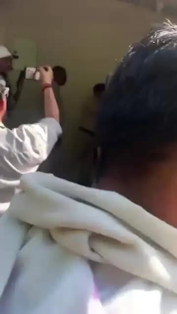 छतरपुर SP ऑफिस में भारी बवाल, आखिर SP कार्यालय के अंदर ऐसा क्या हुआ कि माहौल गरमा गया, वीडियो में दिखाई दे रही बहस और हंगामे ने कई सवाल खड़े कर दिए हैं। घटना को लेकर लोगों के बीच चर्चाओं का दौर जारी है।