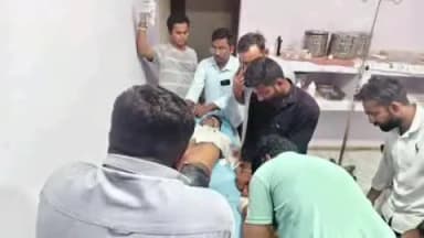 चौहटन: चौहटन में आबकारी विभाग की अनुबंधित बोलेरो की टक्कर से युवक गंभीर घायल, बाड़मेर किया गया रेफर