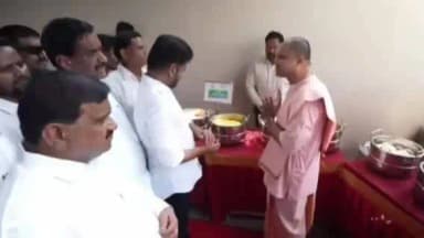 ఇబ్రహీంపట్నం: ఆరుట్లలో ఫ్రీ బ్రేక్ ఫాస్ట్ పథకాన్ని ప్రారంభించి విద్యార్థులతో కలిసి అల్పాహారం తిన్న సీఎం రేవంత్ రెడ్డి