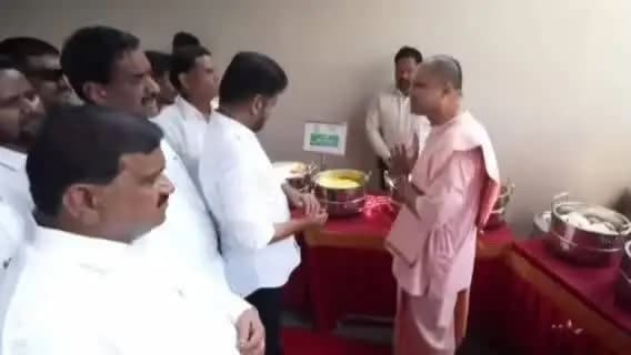 ఇబ్రహీంపట్నం: ఆరుట్లలో ఫ్రీ బ్రేక్ ఫాస్ట్ పథకాన్ని ప్రారంభించి విద్యార్థులతో కలిసి అల్పాహారం తిన్న సీఎం రేవంత్ రెడ్డి