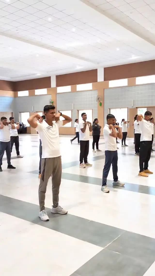 Fit india concept.... Zumba workout
.
.
.
#satara_police #trend #fit_india #sports #explorar