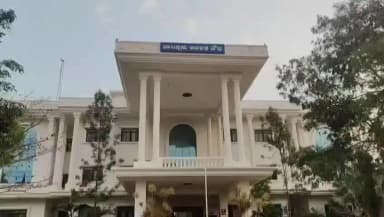 ದೇವನಹಳ್ಳಿ: ದೇವನಹಳ್ಳಿ ತಾಲೂಕಿನ ಚನ್ನರಾಯಪಟ್ಟಣ ಹೋಬಳಿ ಬಳಿ ಸರ್ಕಾರಿ ಗೋಮಾಳಕ್ಕೆ ನಕಲಿ ದಾಖಲೆ ಸೃಷ್ಟಿಸಿ ವಂಚಿಸಿದ ಅಧಿಕಾರಿಗಳ ವಿರುದ್ದ ಎಫ್ ಐ ಆರ್