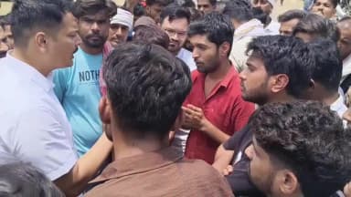 सोहागपुर: सचिन पुरविया हत्याकांड मामले में परिजनों ने सोहागपुर पुलिस थाने के सामने शव रखकर किया चक्काजाम