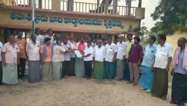 మచిలీపట్నం దక్షిణం: కృత్తివెన్ను: ఆక్వా రైతులను ప్రభుత్వం వెంటనే ఆదుకోవాలి