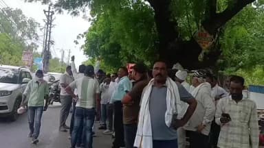दतिया नगर: एफआईआर की निष्पक्ष जांच की मांग को लेकर यादव समाज सहित अन्य क्षेत्रवासियों ने एसपी कार्यालय में एसपी को सौंपा ज्ञापन।