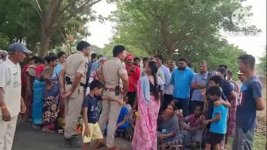 మహబూబాబాద్: గార్లల్లో మున్నేరు ప్రాజెక్టు సర్వే అధికారులను అడ్డుకొని బుద్ధారం ఏరియాలో రైతీలు మున్నేరు జలసాధన సమతి ఆందోలన