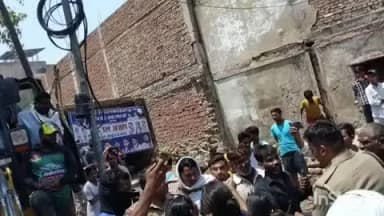 हाथरस: माया टॉकीज चौराहे के पास सरकारी भूमि पर नगर पालिका की टीम ने पुलिस बल के साथ किया कब्जा मुक्त, चला बुलडोजर