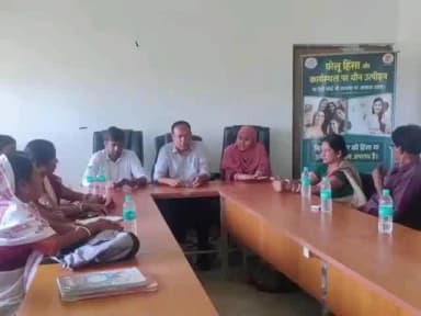 दिघलबैंक: दिघलबैंक के पंचायत भवन, सिंघीमारी में विभिन्न सामाजिक एवं कानूनी विषयों पर "सखी वार्ता का किया गया आयोजन