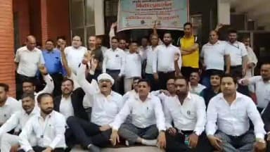 मुरादाबाद: रजिस्ट्री ऑफिस के निजीकरण के विरोध में अधिवक्ताओं ने रजिस्ट्री ऑफिस के बाहर दिया धरना