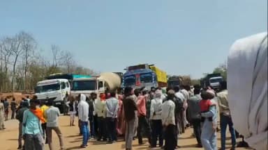 बक्स्वाहा: निवार में फांसी पर मिला रामसिंग लोधी का शव, हत्या के आरोपों पर सागर-छतरपुर हाईवे जाम