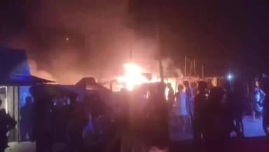ठाकुरगंज: ठाकुरगंज के गलगलिया बाजार में भीषण आग लगने से कई दुकान जलकर राख, AIMIM नेता ने घटना स्थल का किया दौरा