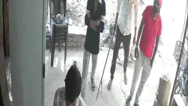 दमोह: धरमपुरा में खुलेआम गुंडागर्दी, हफ्ता देने से मना करने पर चाट दुकानदार से मारपीट; CCTV आया सामने,SP ने दिए सख्त निर्देश