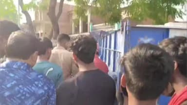 घोसी: बोझी मार्ग पर सुबह अवैध शराब की बिक्री के लिए भीड़ को अनियंत्रित ट्रैक्टर ने मारी टक्कर, एक युवक घायल