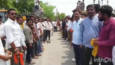आसपुर: आसपुर में शिव विधायक का जेसीबी से फूल बरसाकर स्वागत, प्रताप मूर्ति पर किया माल्यार्पण