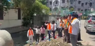 మేడ్చల్: నాచారంలోని నాలాల వద్ద బిజెపి నాయకుల నిరసన