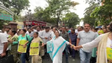 কলকাতা: হকার উচ্ছেদ নিয়ে উত্তাল ধর্মতলা, মমতার নেতৃত্বে প্রতিবাদ কর্মসূচি