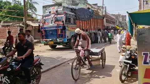 बड़े वाहनों के एंट्री से यातायात पूरी तरह प्रभावित