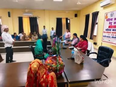 कासगंज: उत्तर प्रदेश राज्य महिला आयोग की सदस्य रेनू गौड़ ने विकास भवन में की जनसुनवाई
