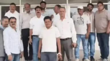 नैनवां: खनन व्यापारी अवैध वसूली के विरोध में उतरे, बोले- ठेकेदार 180 के बजाय ₹320 प्रति टन रॉयल्टी वसूल रहा, एक गाड़ी पर 7 हजार